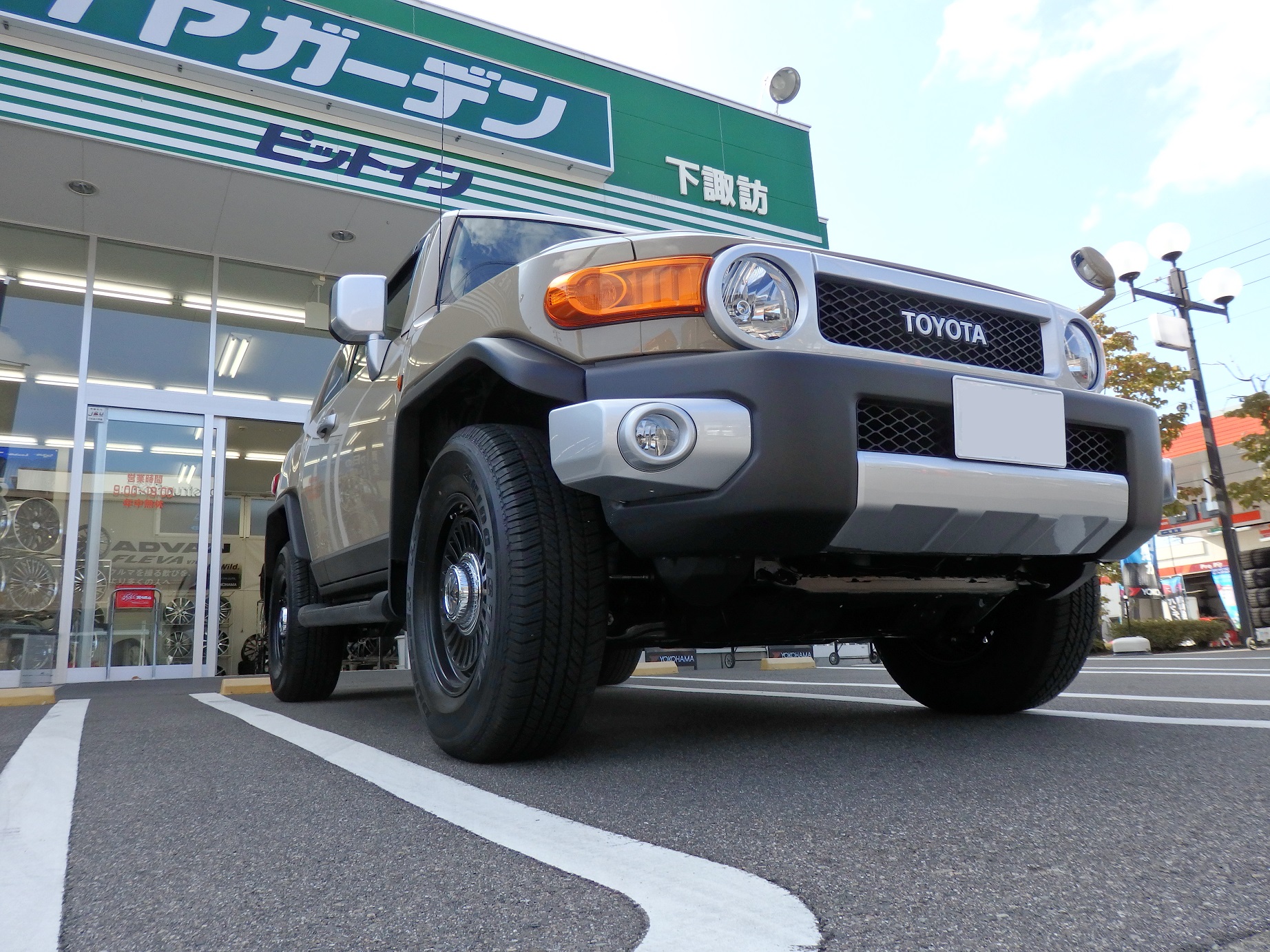 TOYOTA FJクルーザー | タイヤはピットイン