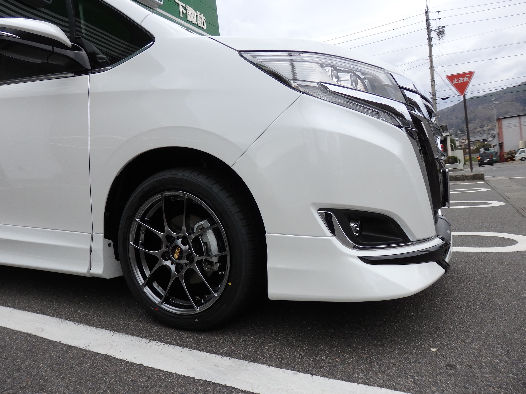 TOYOTA エスクァイア | タイヤはピットイン