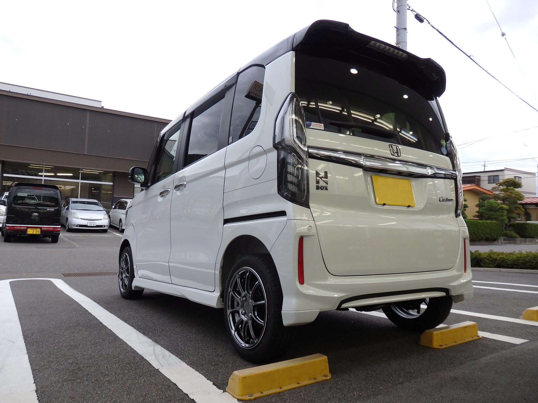 HONDA N-BOXカスタム | タイヤはピットイン