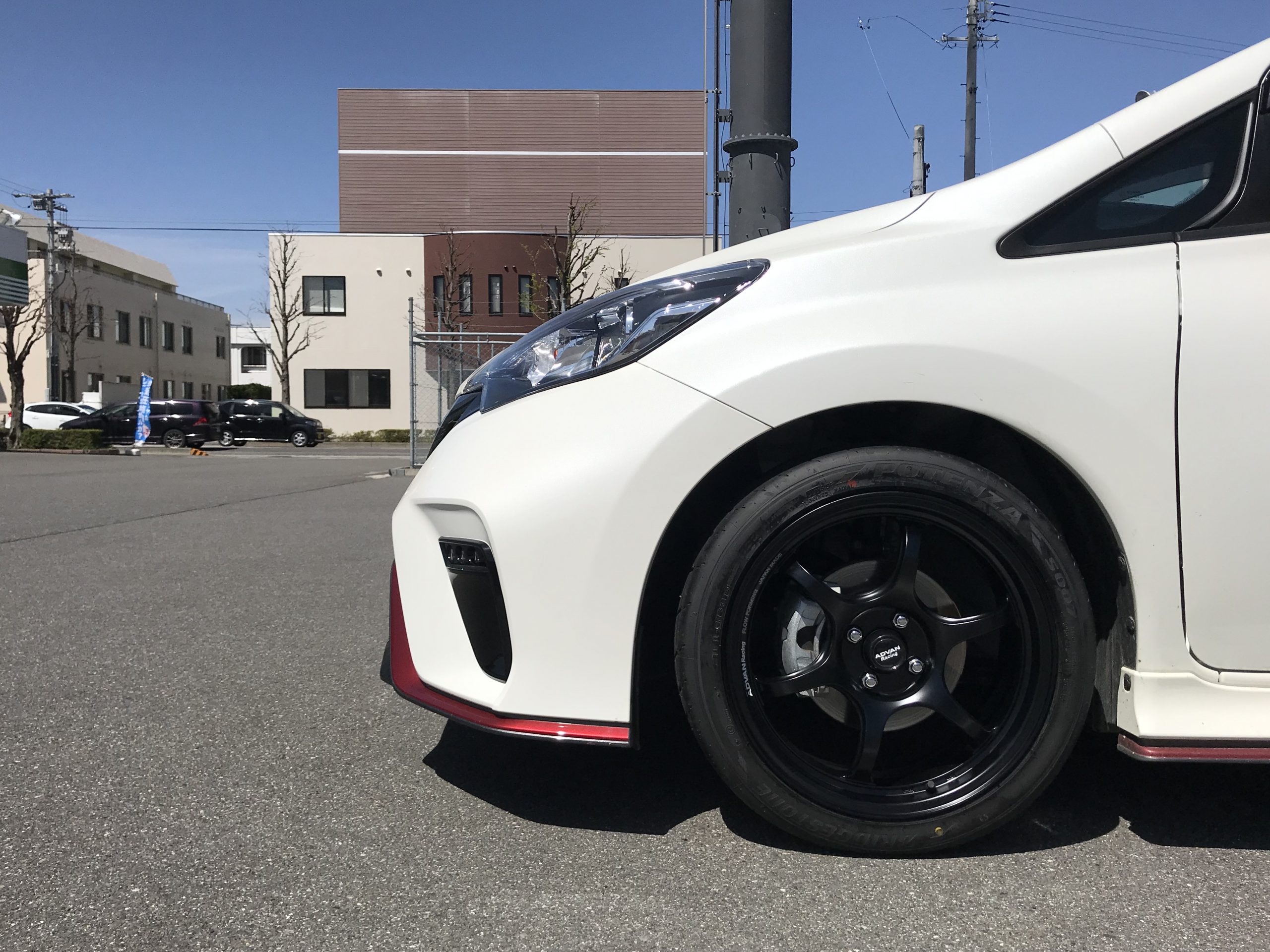 NISSAN ノート NISMO | タイヤはピットイン