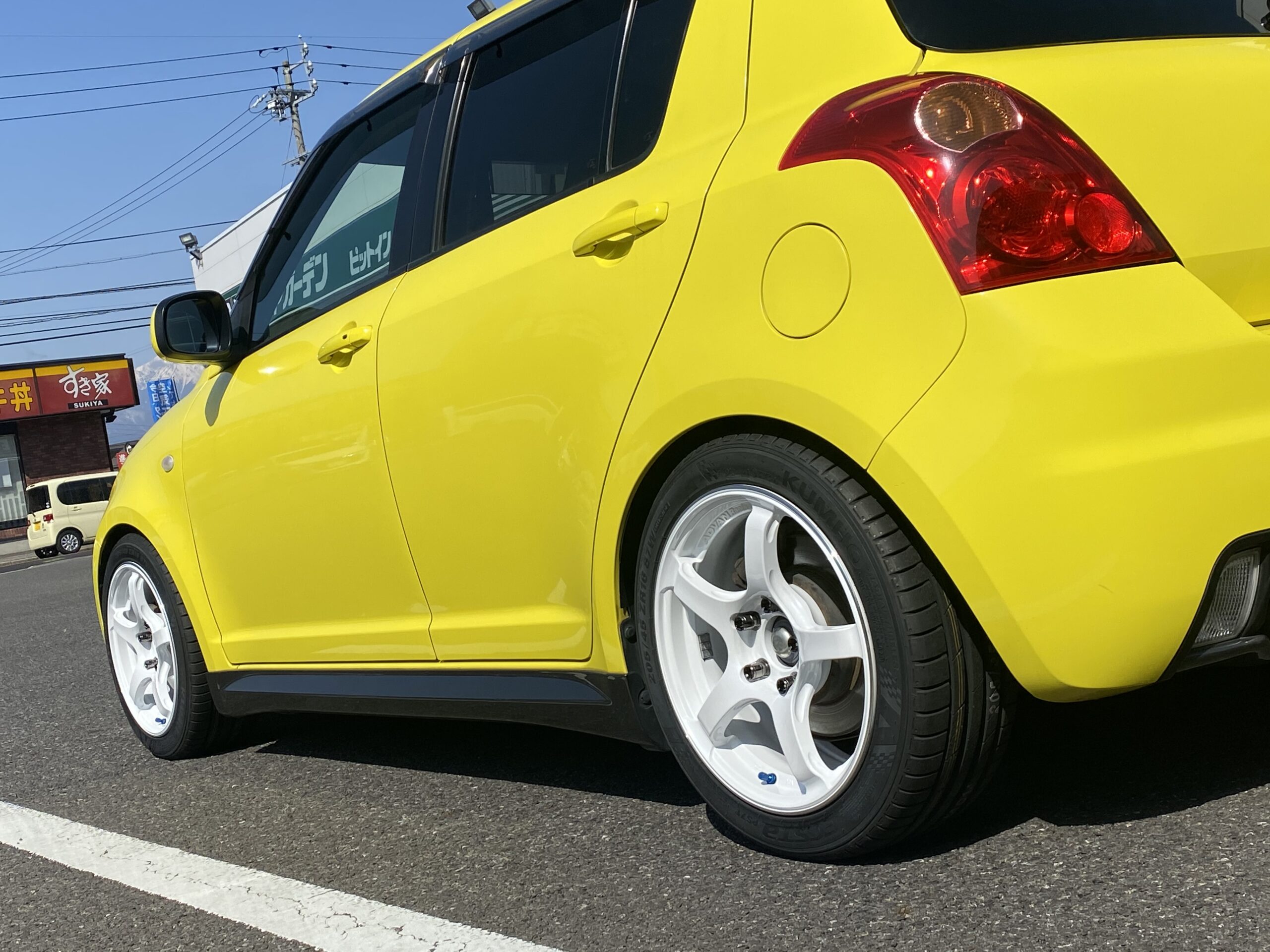 SUZUKI スイフトスポーツ | タイヤはピットイン
