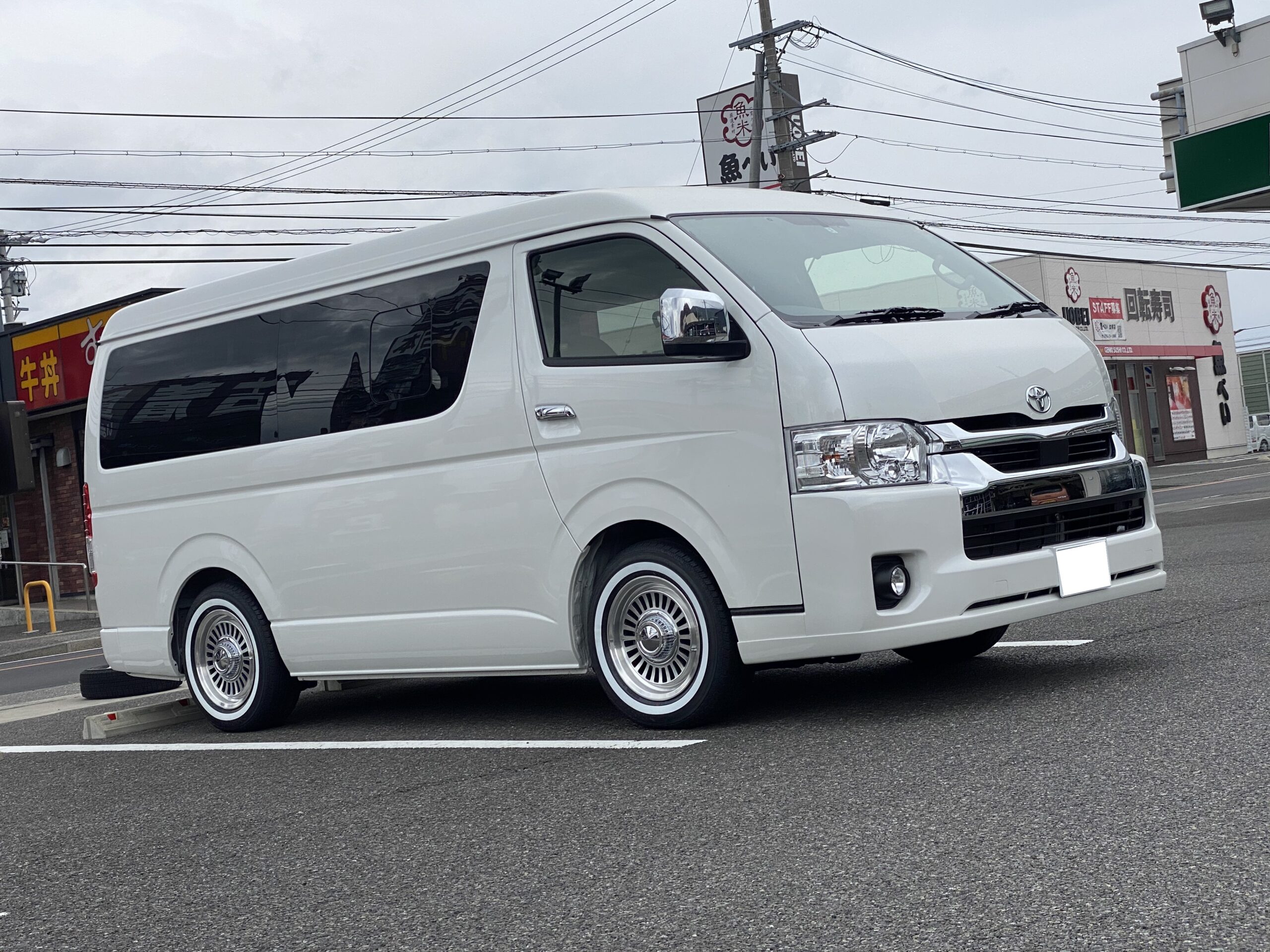 TOYOTA ハイエース | タイヤはピットイン