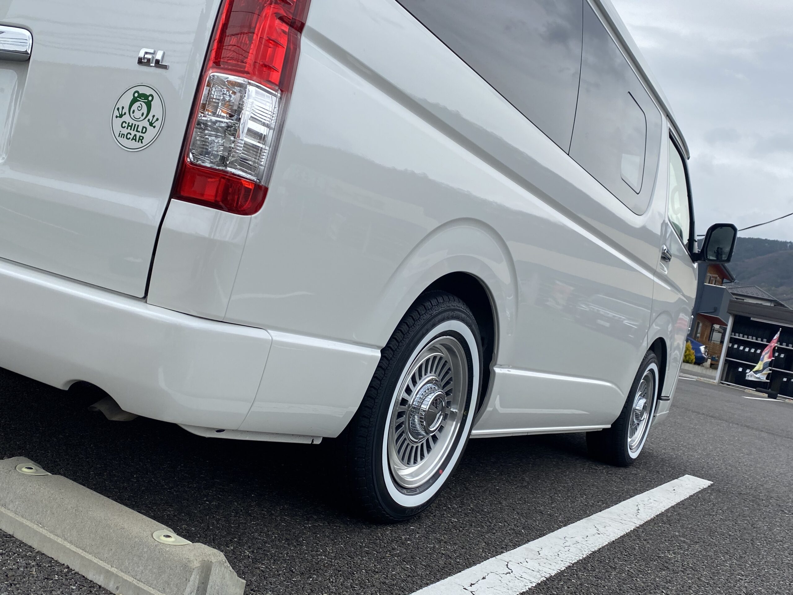 TOYOTA ハイエース | タイヤはピットイン