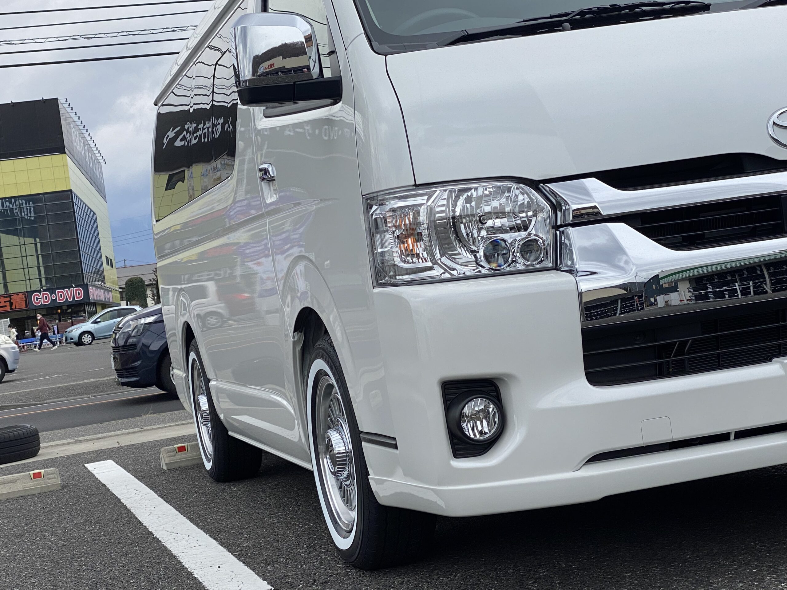 TOYOTA ハイエース | タイヤはピットイン