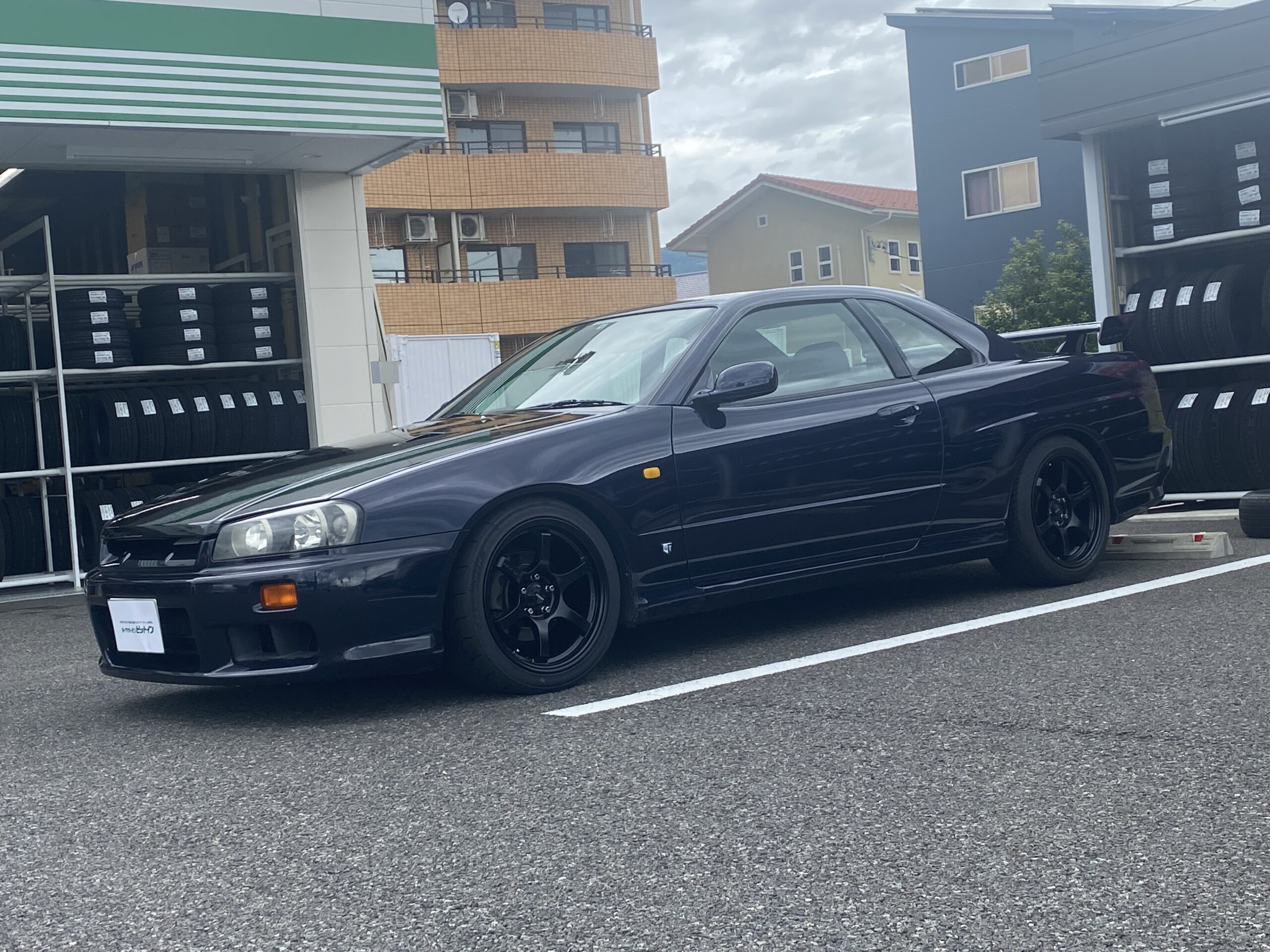 Nissan スカイラインクーペ R34 タイヤはピットイン