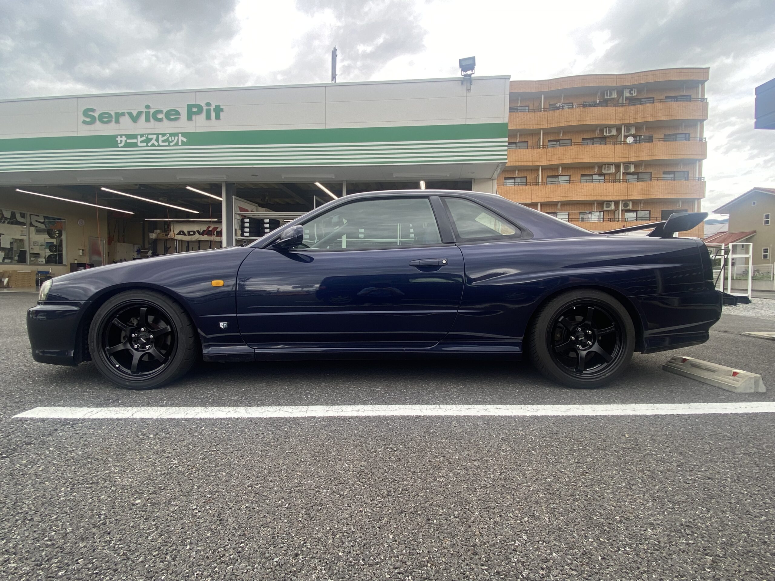 Nissan スカイラインクーペ R34 タイヤはピットイン