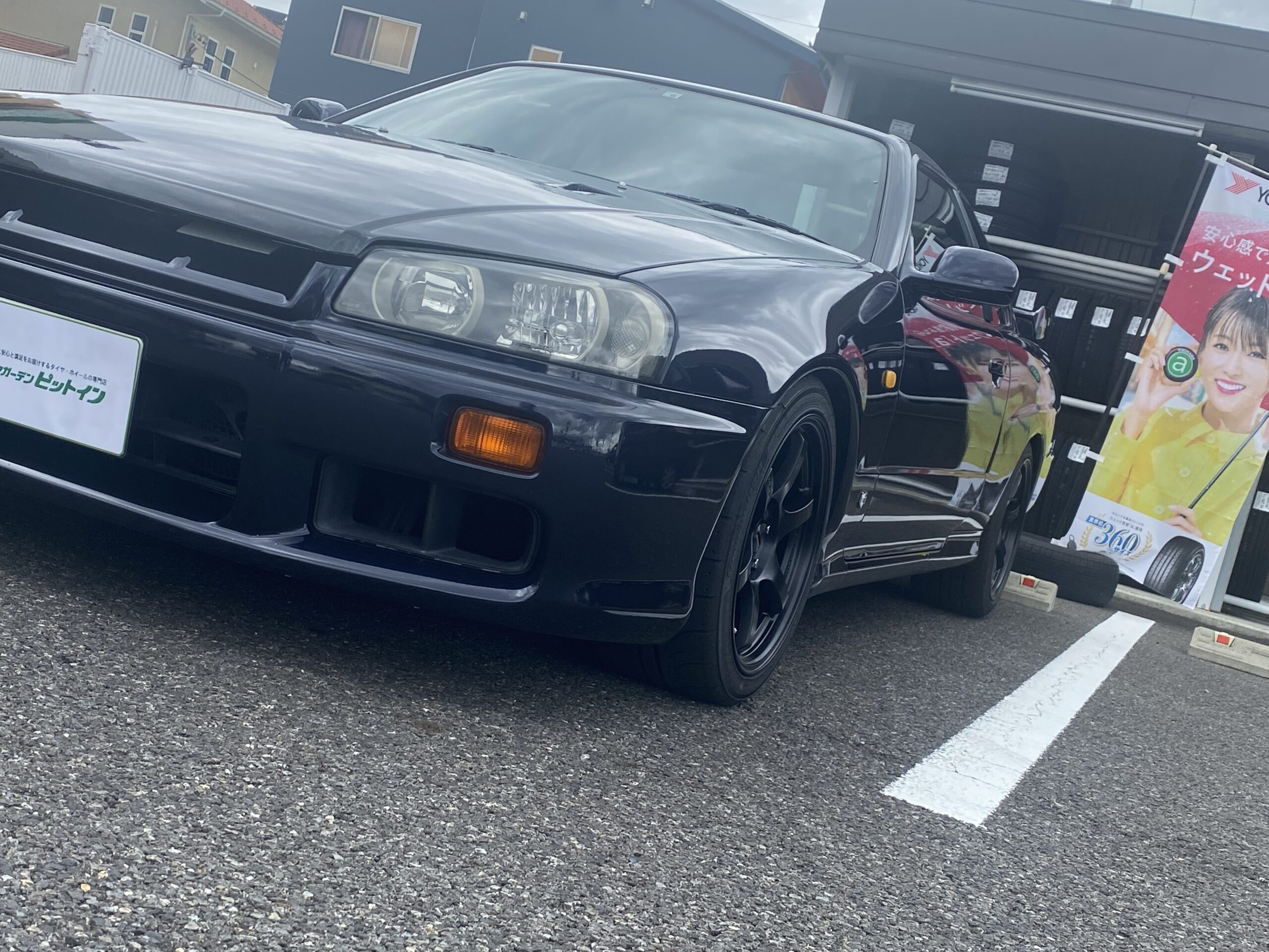 Nissan スカイラインクーペ R34 タイヤはピットイン