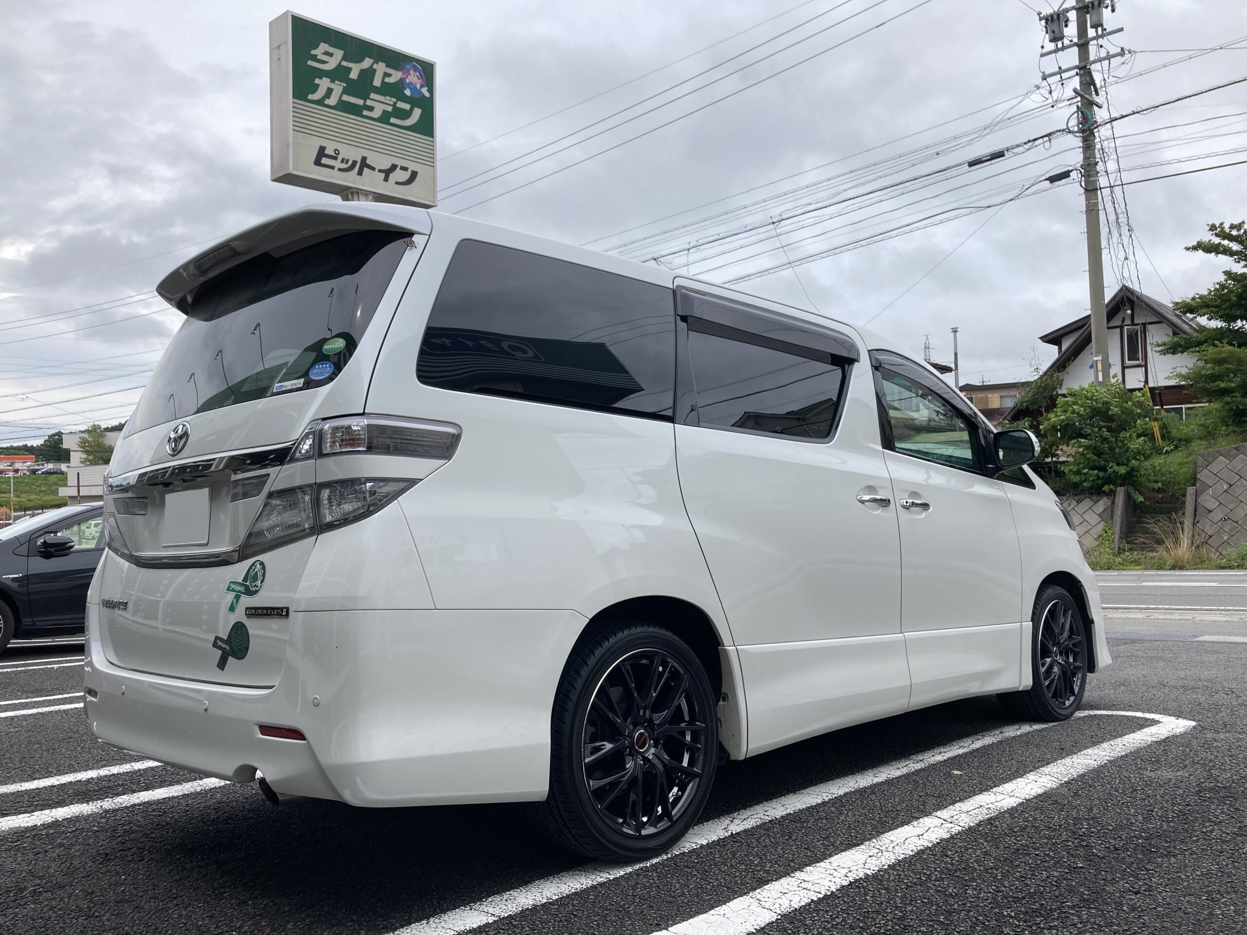 TOYOTA ヴェルファイア   タイヤはピットイン