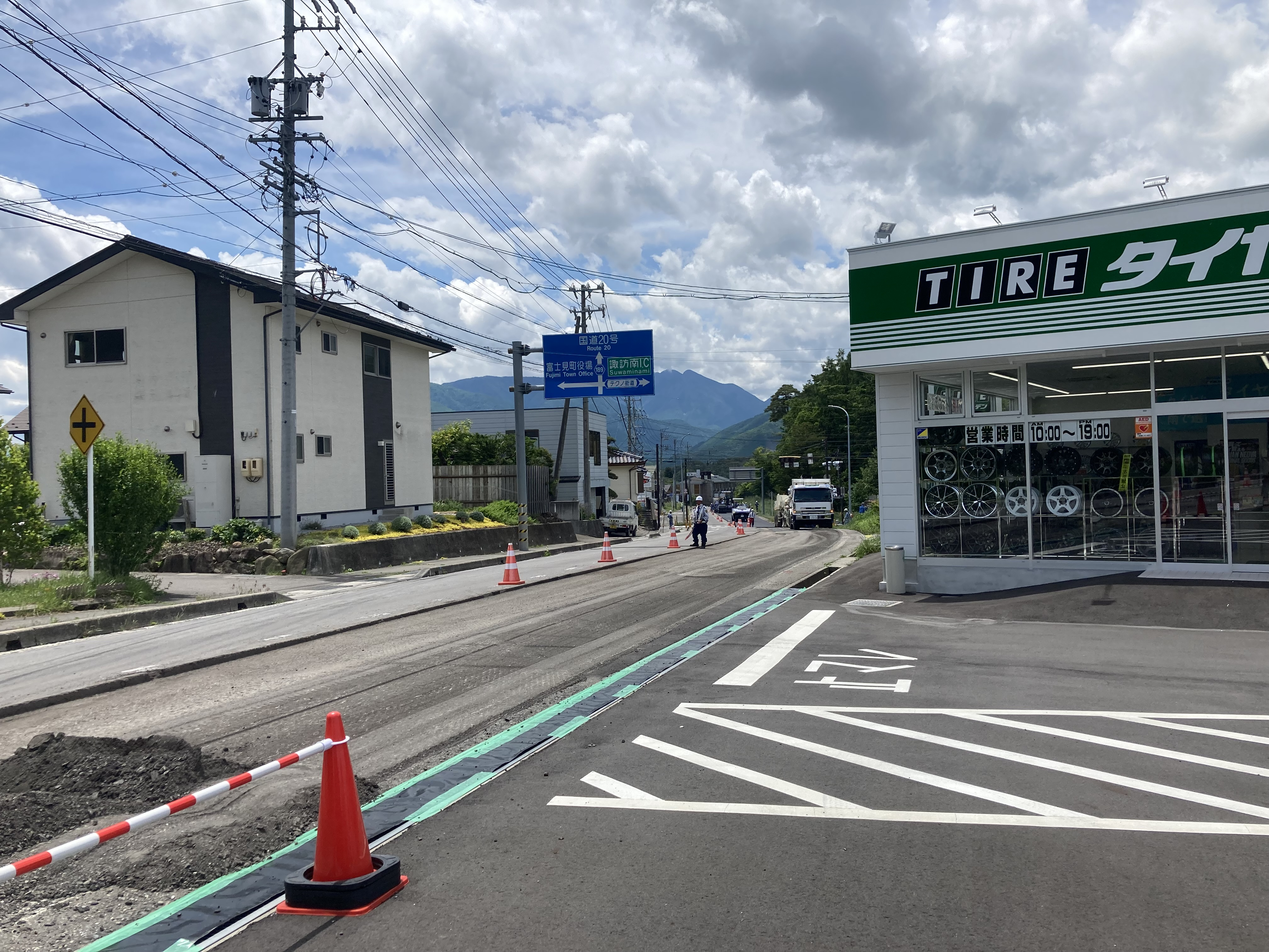富士見店　店舗前舗装工事中です。