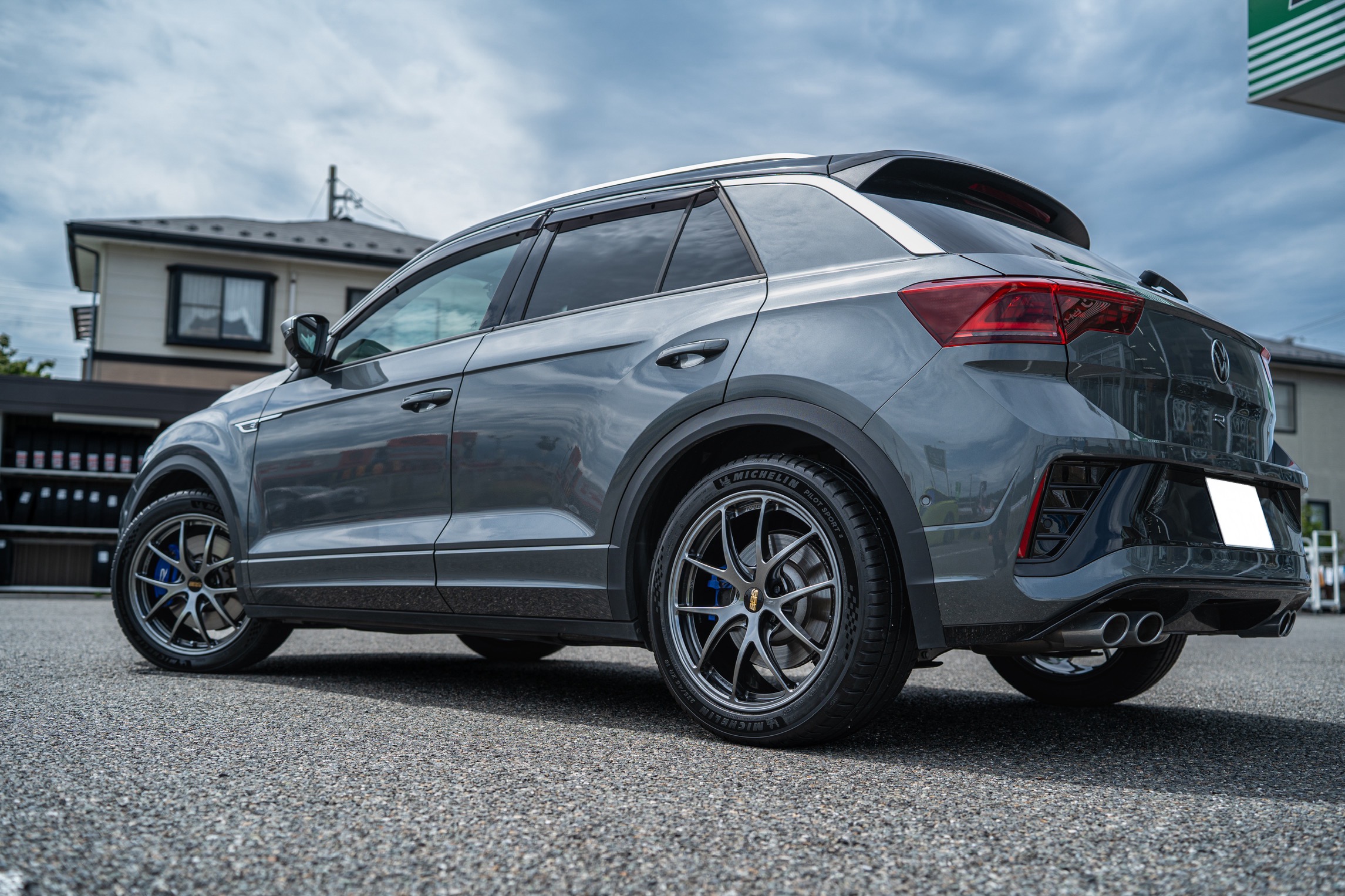 VW T-Roc R | タイヤはピットイン