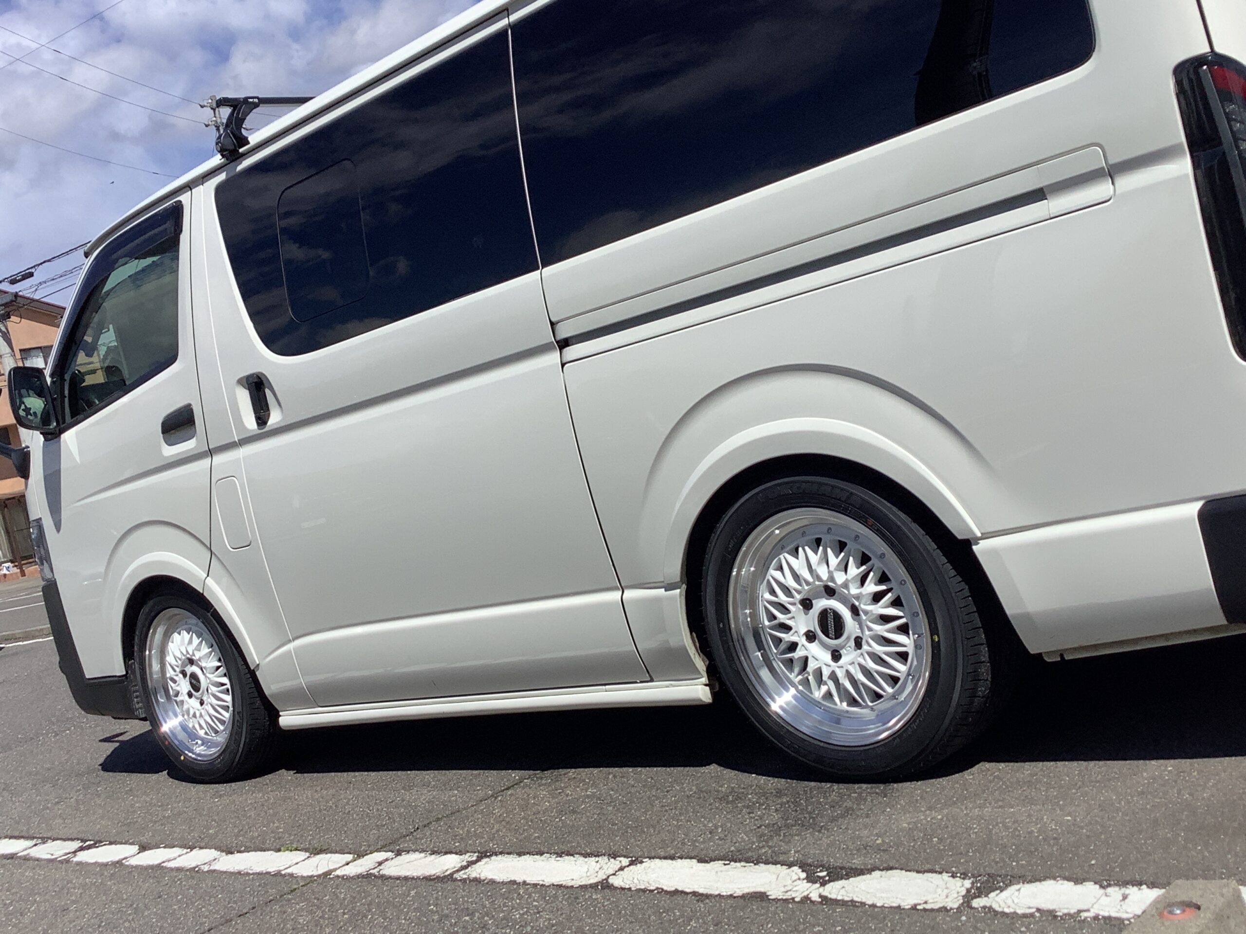 TOYOTA ハイエース | タイヤはピットイン